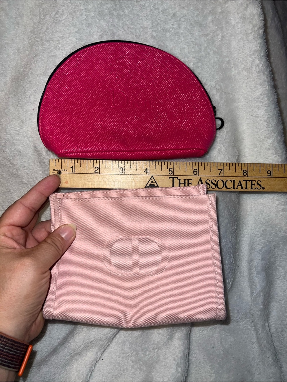 Dior makeup pouches comes with both - Picture 7 of 8
